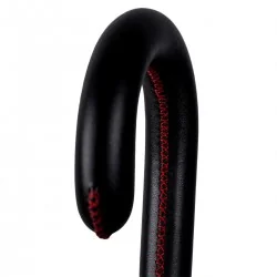 Poignée en cuir noir surpiqûre rouge, détail