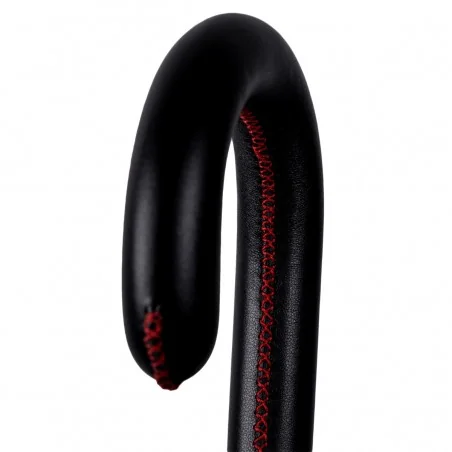 Poignée en cuir noir surpiqûre rouge, détail