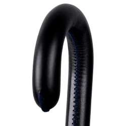 Poignée en cuir noir surpiqûre bleue, détail