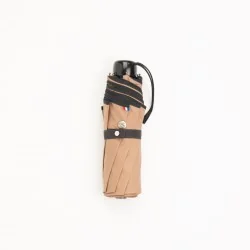 mini parapluie marron fermé