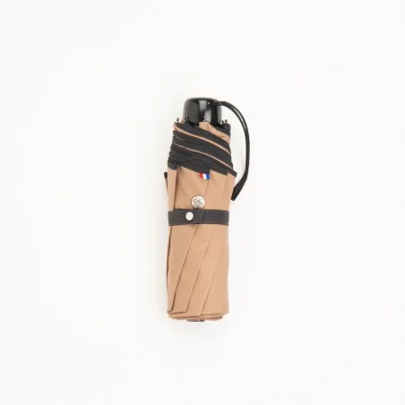 mini parapluie marron fermé