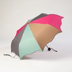 Mini-Regenschirm in verschiedenen Farben mit Wellenmuster, öffnet sich seitlich