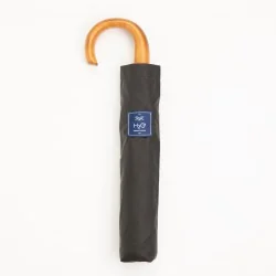 Grauer taschenschirm in seiner Hülle