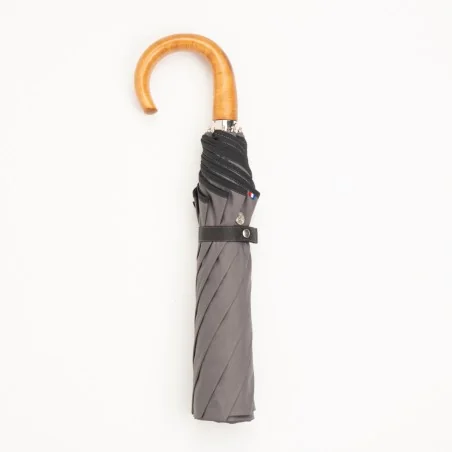 Grauer taschenschirm, geschlossen