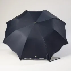 Blauer taschenschirm mit Matrosenmuster, offen