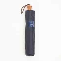 Blauer taschenschirm im Matrosenstil, in seiner Hülle