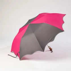 parapluie pliant gris et rose, ouvert de coté