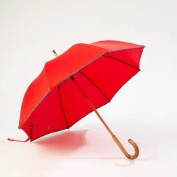 Parapluie de ville rouge, ouvert de face