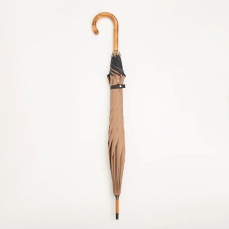 Parapluie canne marron, fermé