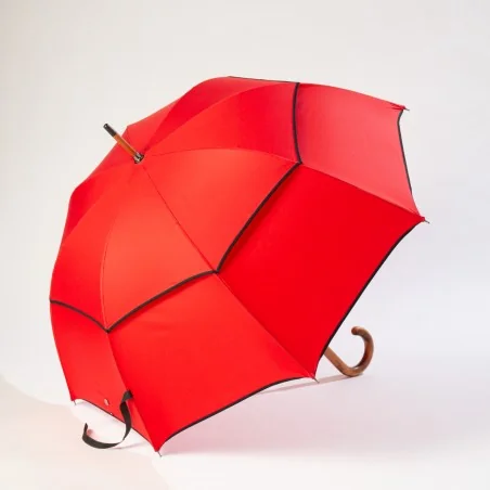 Parapluie anti retournement rouge, ouvert de coté