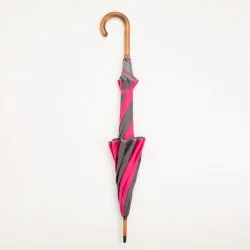Windproof-Stockschirm in Rosa und Grau mit grauer Einfassung, geschlossen