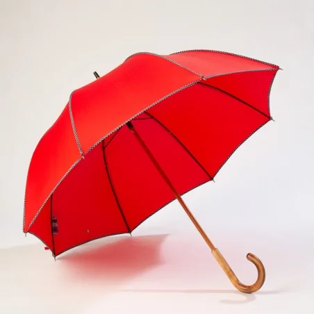 Roter Stockschirm mit Punktmuster, vorne offen