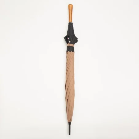 Parapluie de golf marron, fermé