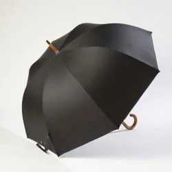 Großer schwarzer Regenschirm, seitlich geöffnet