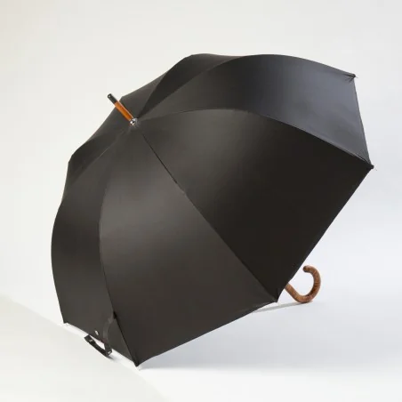 Großer schwarzer Regenschirm, seitlich geöffnet