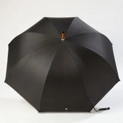 Großer schwarzer Regenschirm, geöffnet