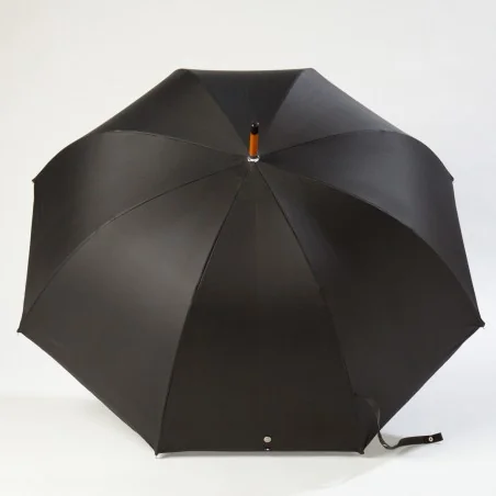 Großer schwarzer Regenschirm, geöffnet