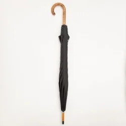 Grand parapluie noir, fermé