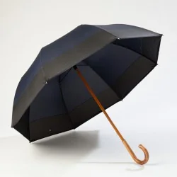 grand parapluie bleu marine, ouvert de coté