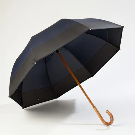 grand parapluie bleu marine, ouvert de coté