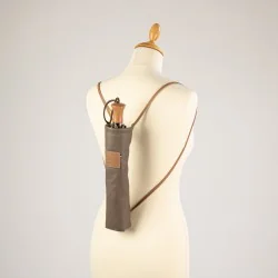 Tasche für Klappschirm aus Leder Musgo und Desierto, getragen