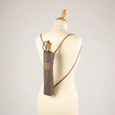 Tasche für Klappschirm aus Leder Musgo und Desierto, getragen