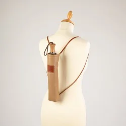 Tasche für Klappschirm aus Leder in den Farben Desierto und Whisky, zum Tragen
