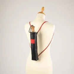 Fourreau en cuir noir et pomodorro pour parapluie pliant, porté