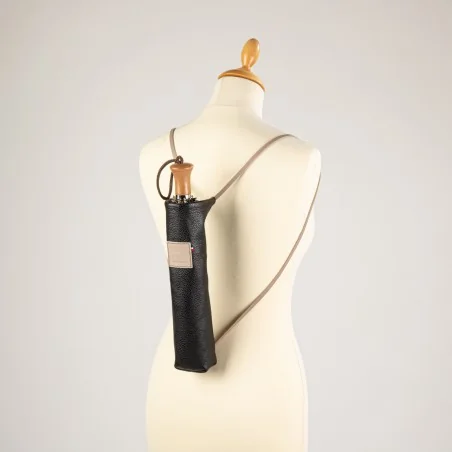 Tasche für Klappschirm aus schwarzem und taupefarbenem Leder, getragen
