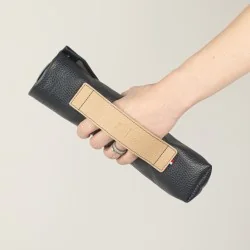 Fourreau en cuir bleu marine et desierto pour parapluie mini, porté