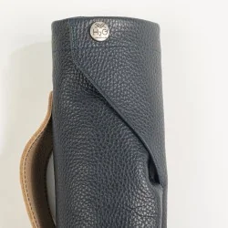 Etui aus marineblauem und desertfarbenem Leder für geschlossenen Mini-Regenschirm