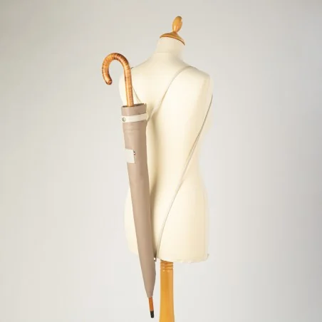 Fourreau pour parapluie canne en cuir Taupe Tangon, porté