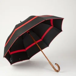 Stockschirm, schwarz und rot, von vorne geöffnet