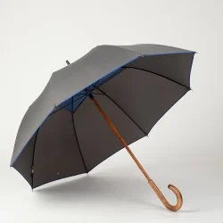 Grauer Stockschirm mit blauem Quadrat, von vorne geöffnet