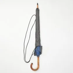 Grauer Stockschirm mit blauem Quadratmuster, in Schutzhülle