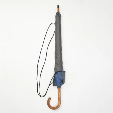 Grauer Stockschirm mit blauem Quadratmuster, in Schutzhülle