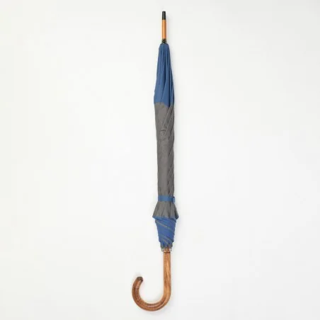 Grauer Stockschirm mit blauem Quadrat, geschlossen