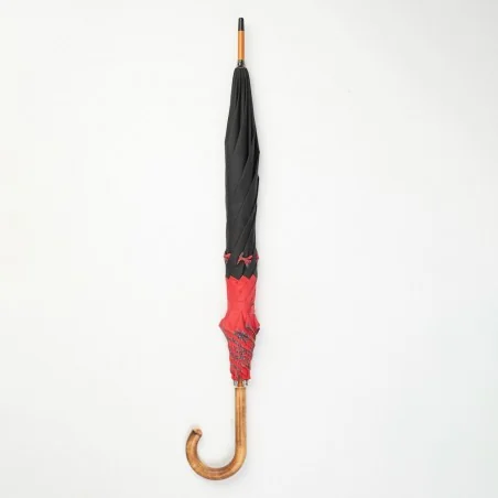 Schwarzer und roter Stockschirm mit schottischen Knoten, geschlossen