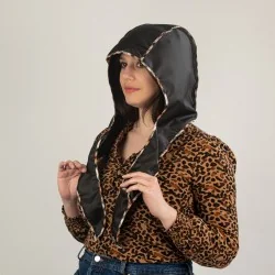 Schwarze Regenhaube mit beigem Schottenkaro, getragen