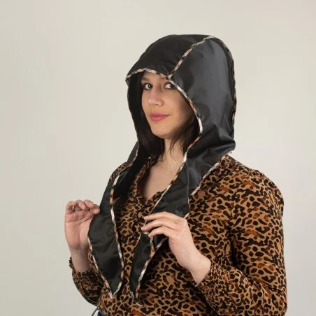 Capuche de pluie noire biais écossais beige, de profil