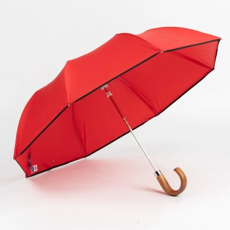 offener roter taschenschirm von vorne gesehen