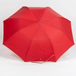 roter taschenschirm, geöffnet