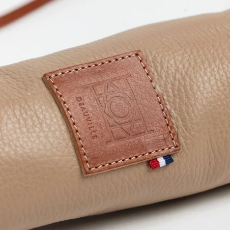 Logo on leather cover in Desierto and Whisky colours for the Deauville folding umbrella