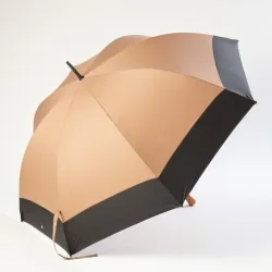 Parapluie de golf marron, ouvert de coté