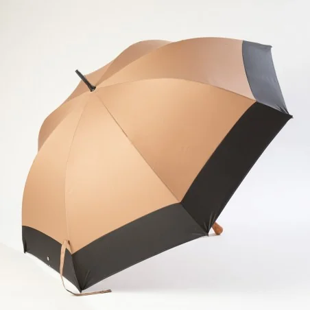 Parapluie de golf marron, ouvert de coté