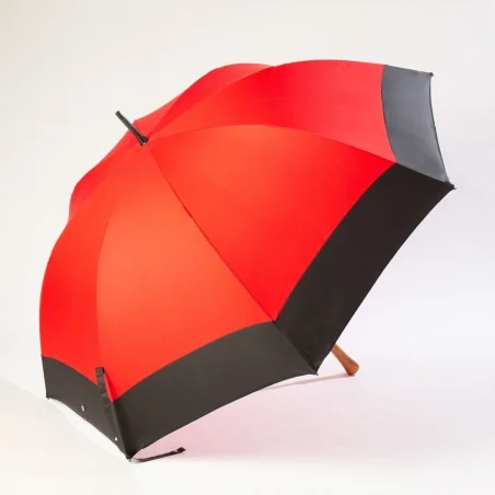 Parapluie de golf rouge, ouvert de coté