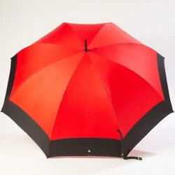 Parapluie de golf rouge, ouvert