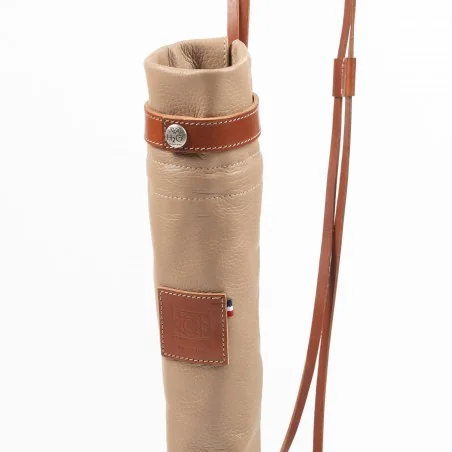 Détail du haut du fourreau en cuir Desierto et Whisky