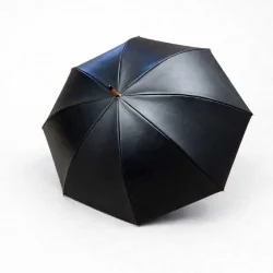 Lederregenschirm, von vorne geöffnet