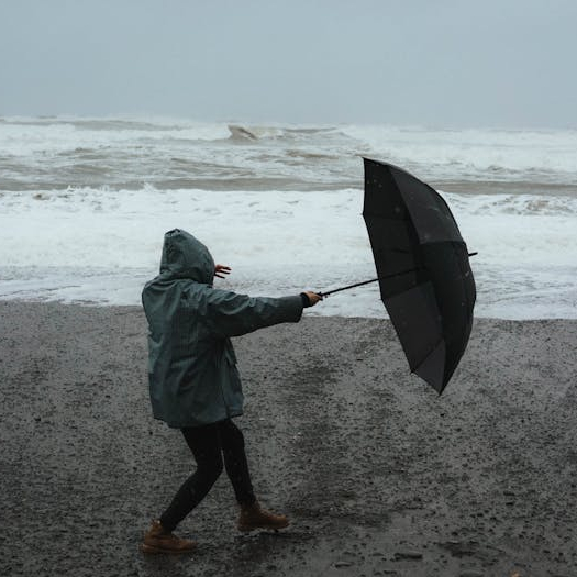 LE PARAPLUIE ANTI-RETOURNEMENT _ TOUT SAVOIR SUR CE PARAPLUIE FRANCAIS RÉSISTANT AU VENT